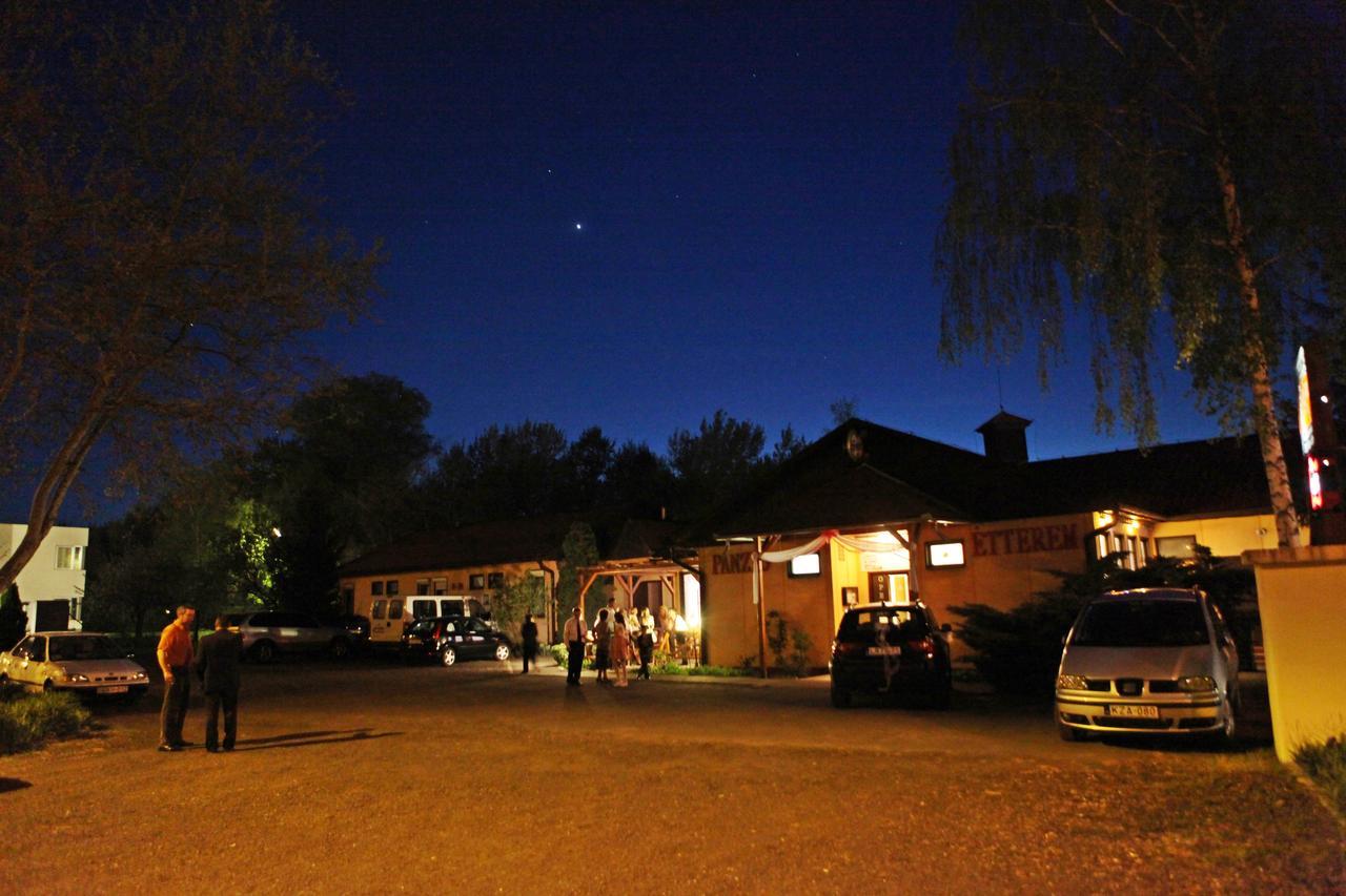 Sztar Motel Etterem Balassagyarmat Exteriör bild