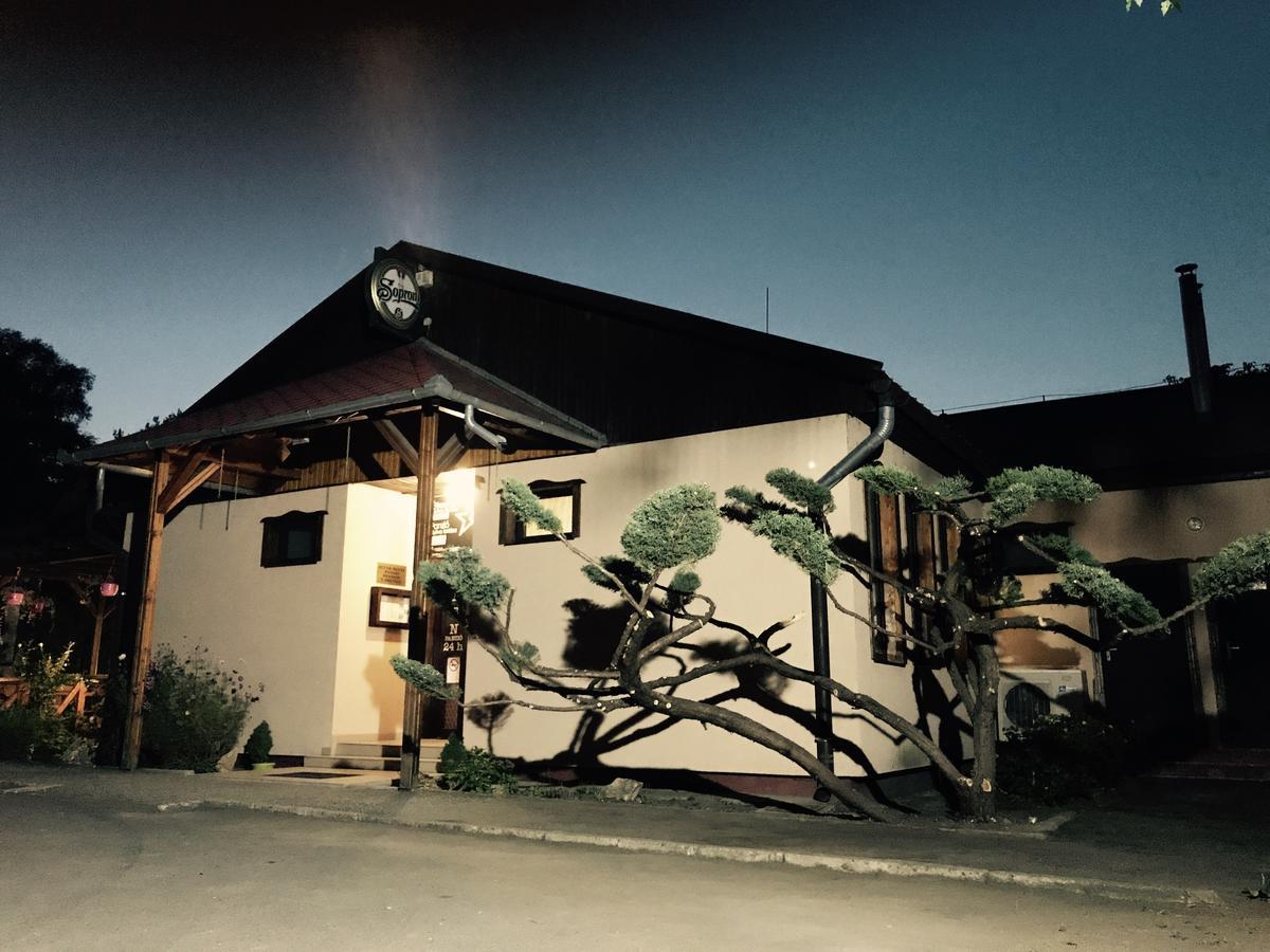 Sztar Motel Etterem Balassagyarmat Exteriör bild