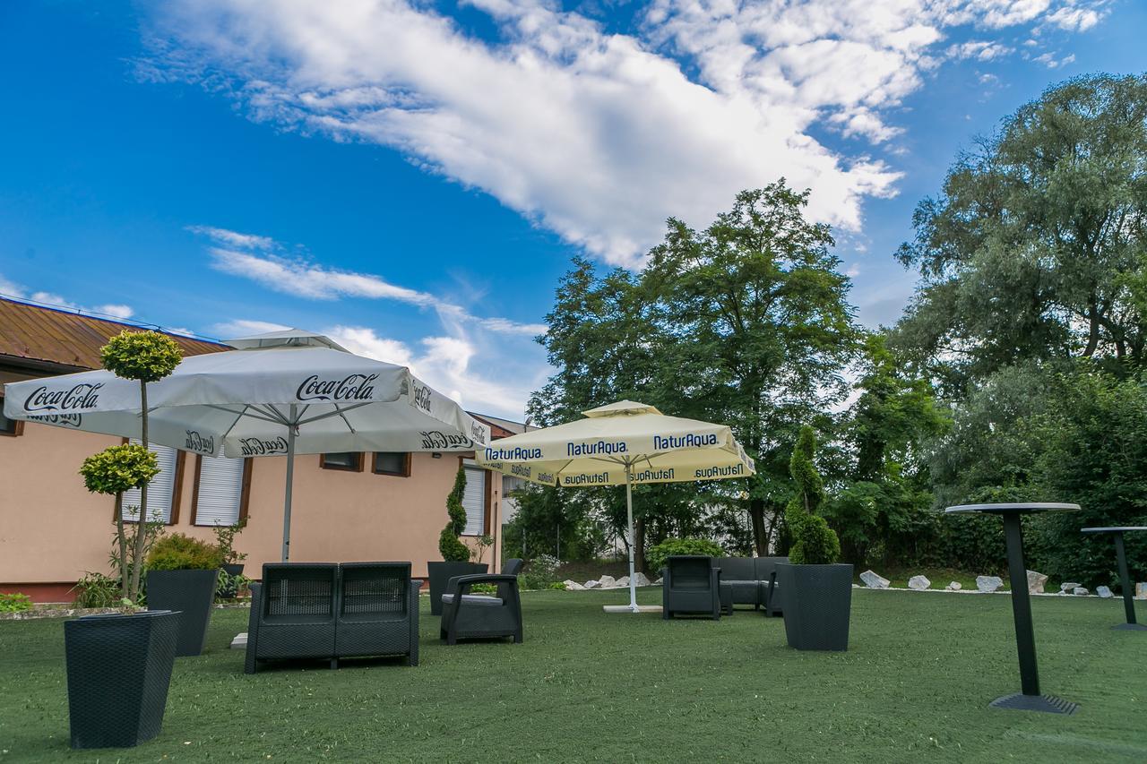 Sztar Motel Etterem Balassagyarmat Exteriör bild