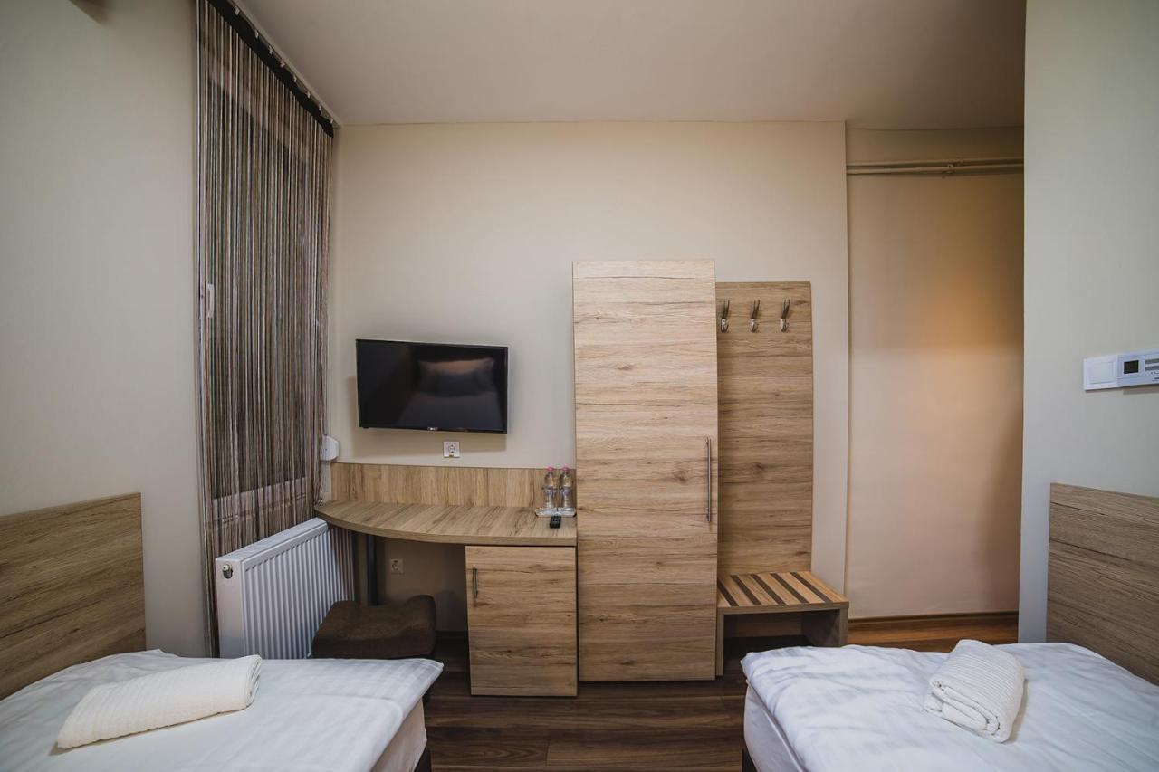 Sztar Motel Etterem Balassagyarmat Exteriör bild