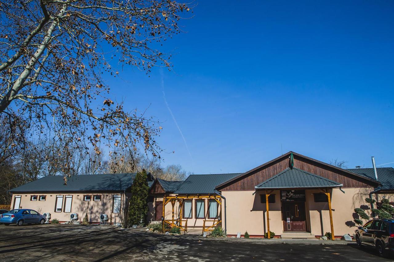 Sztar Motel Etterem Balassagyarmat Exteriör bild