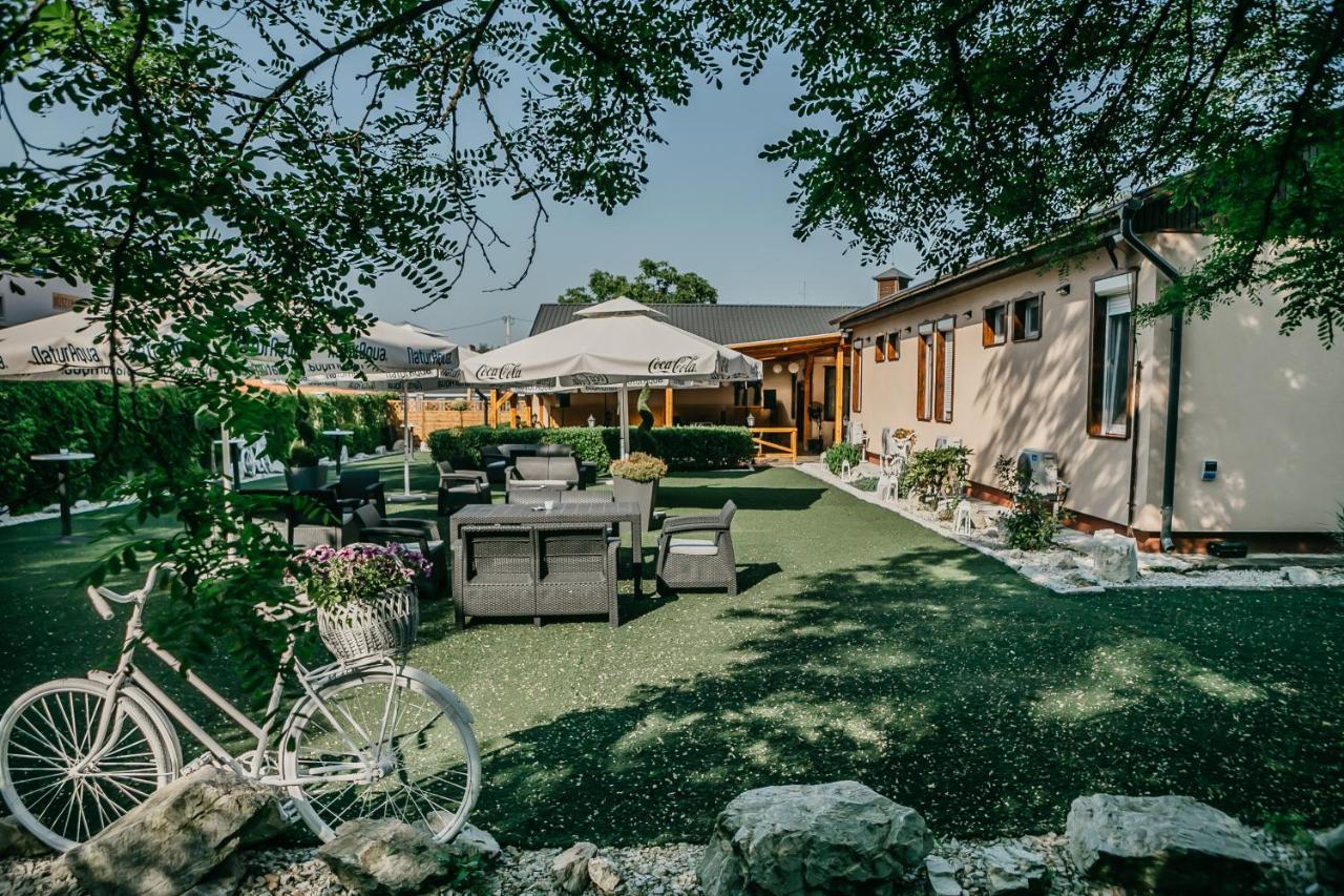 Sztar Motel Etterem Balassagyarmat Exteriör bild